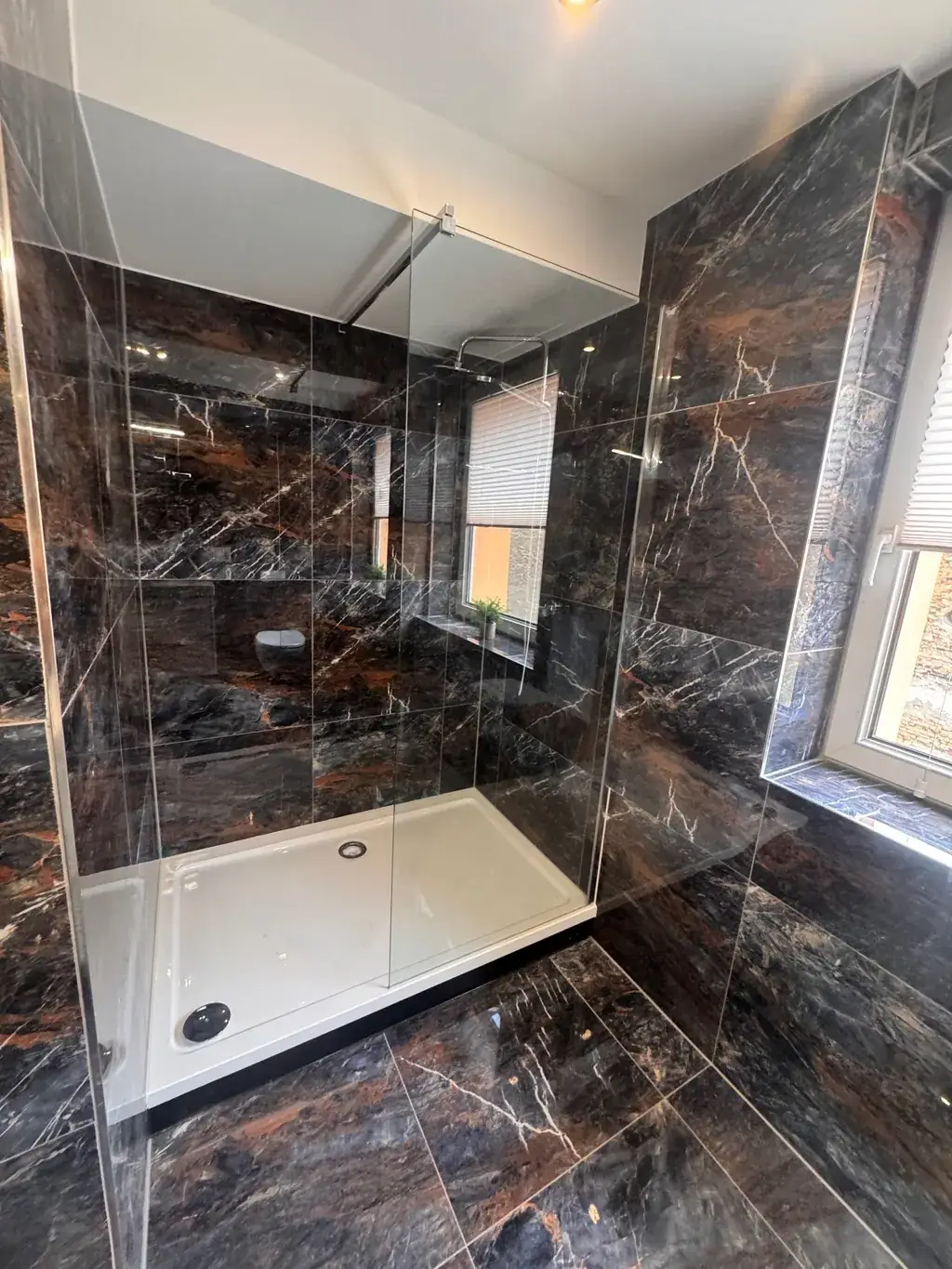 Badezimmer mit bodengleicher Dusche