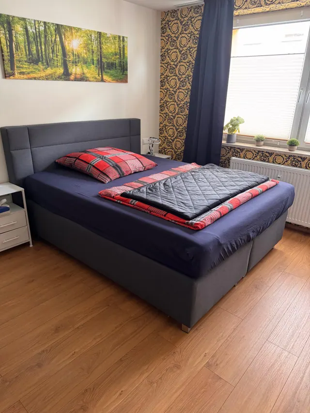 Doppelbett mit Nachttischen