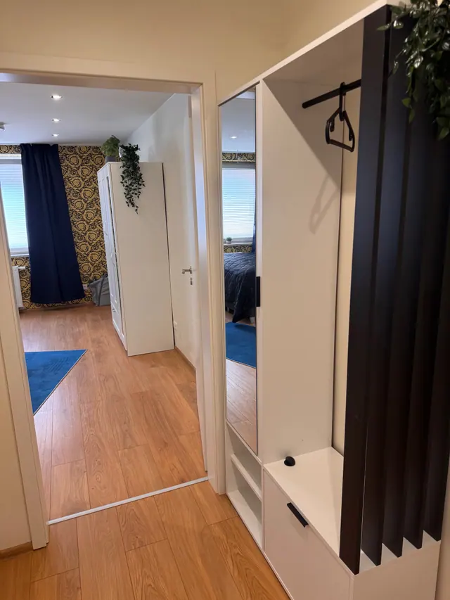 Flur mit Garderobe und Spiegel