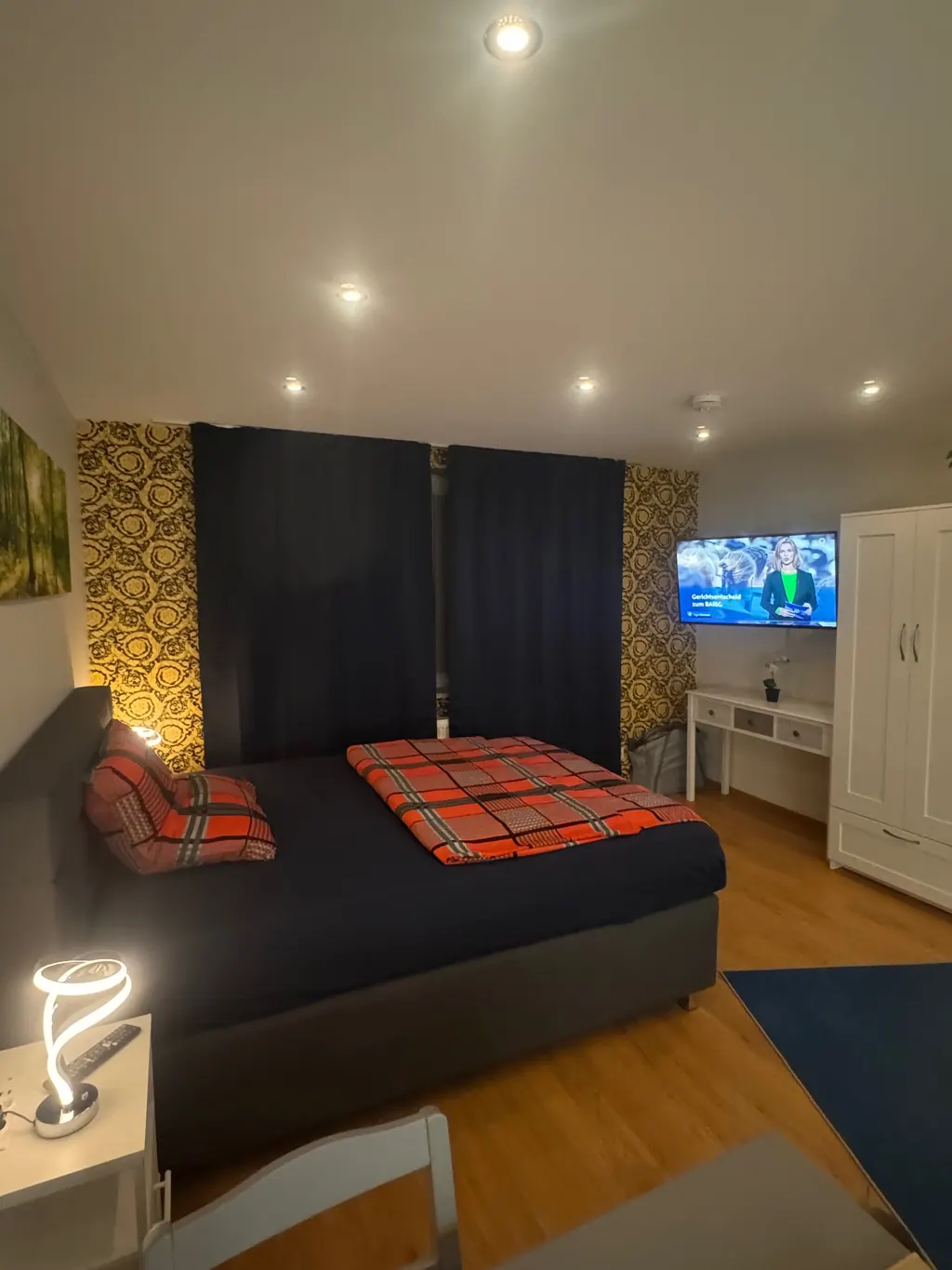 Wohn- und Schlafbereich des Ein-Raum-Apartments