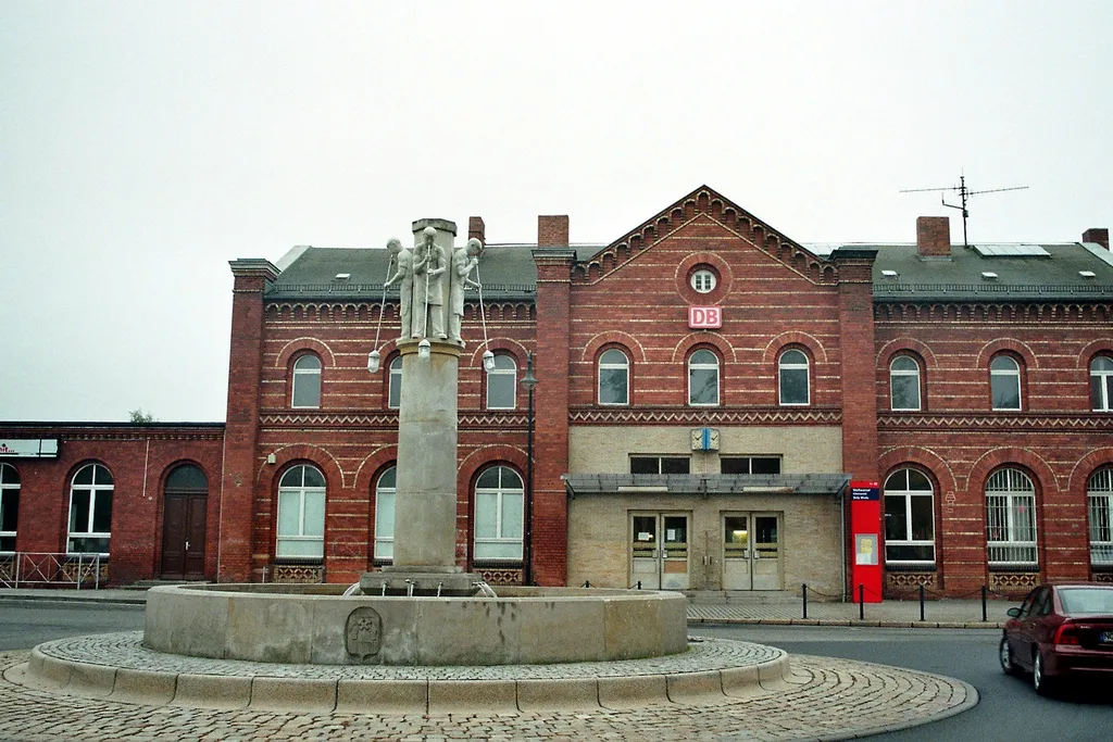 Das Glasbläserdenkmal am Bahnhof in Weißwasser