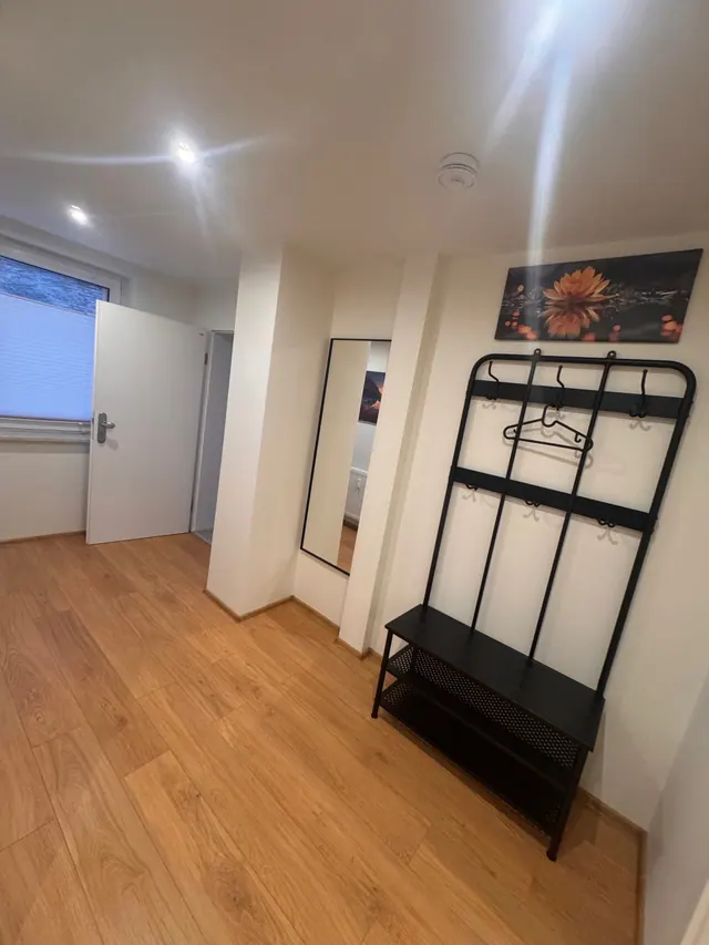 Flur mit Garderobe und Sitzbank