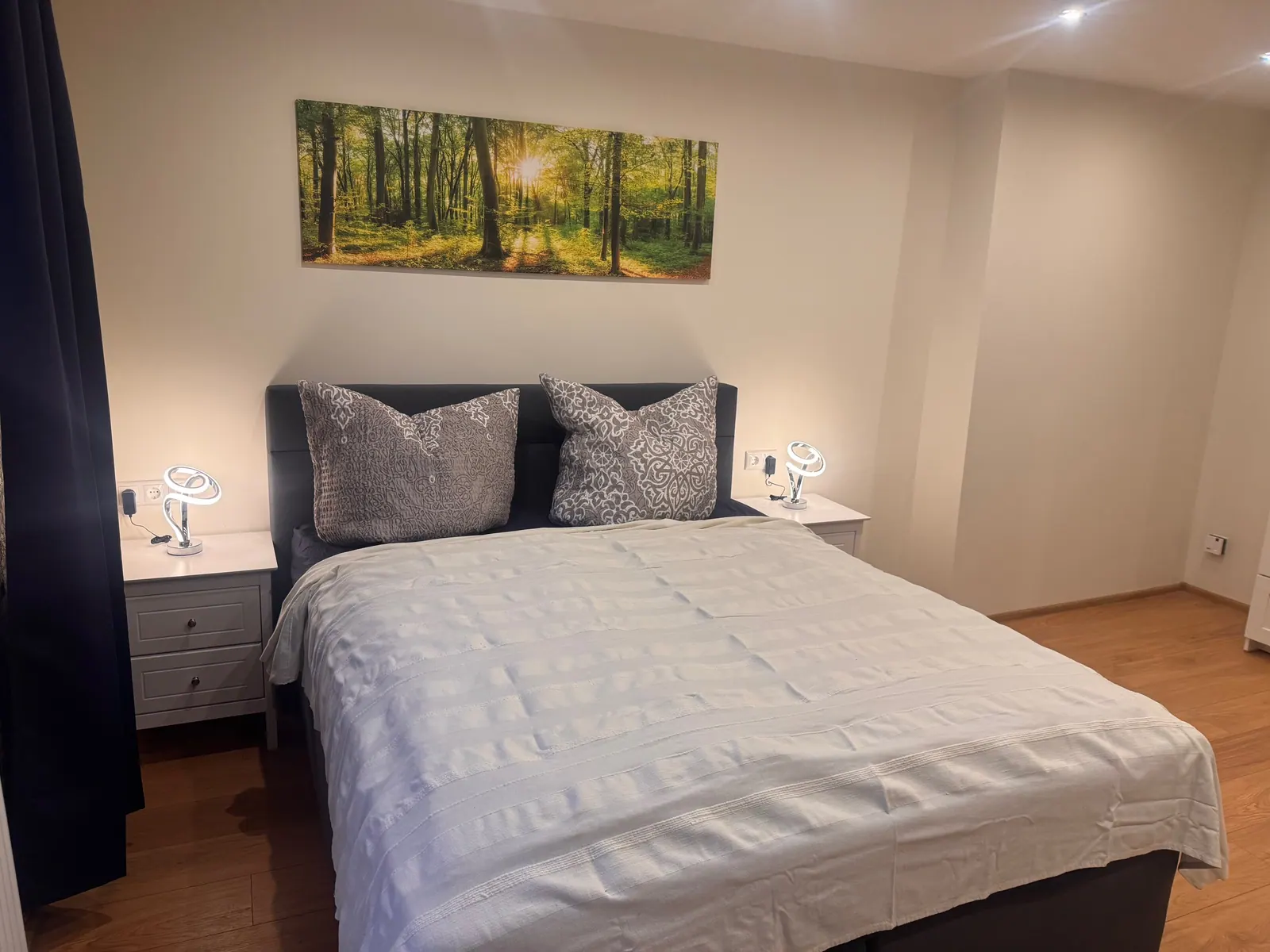 Schlafzimmer mit Doppelbett im Zwei-Raum-Apartment