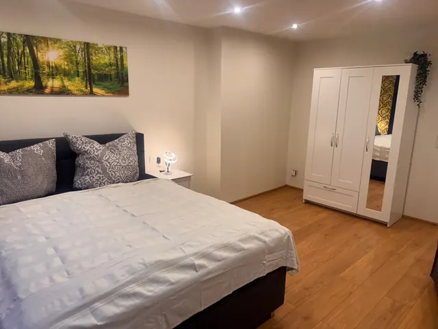 Schlafzimmer mit Kleiderschrank